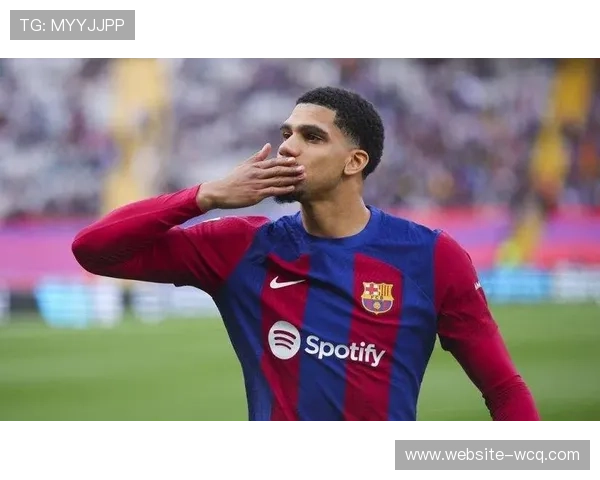 曼联考察葡体边路多面手阿劳霍，多队争夺