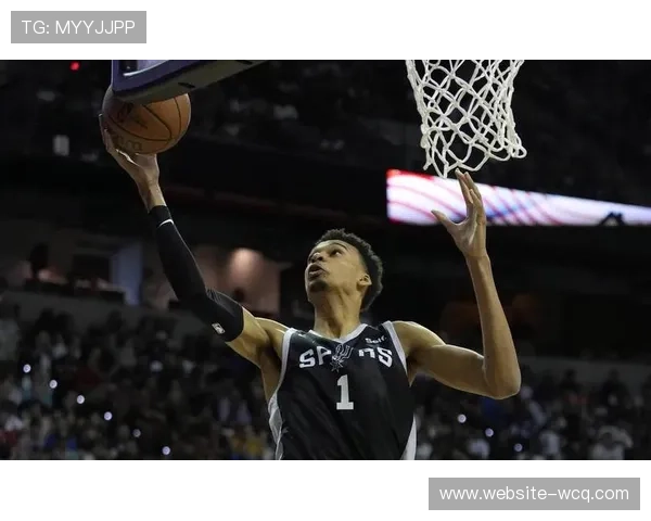 文班亚马赛前热身秀三分，马刺球迷欢呼