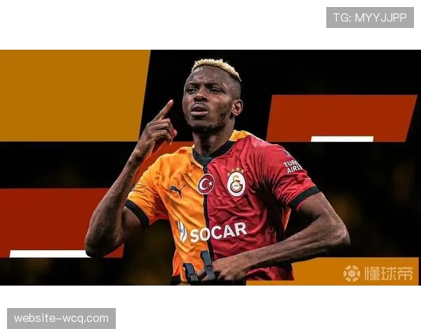 特写瞬间：罚失关键点球后，那不勒斯前锋奥斯梅恩在队友搀扶下低头走回中圈